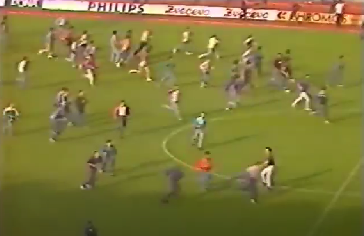 Partida dintre Dinamo și Steaua care a stat la baza unui război în toată regula » Căpitanul a atacat polițiștii, ultrașii au mers pe front, iar Miodrag Belodedici relatează: „Ne-au luat niște blindate”