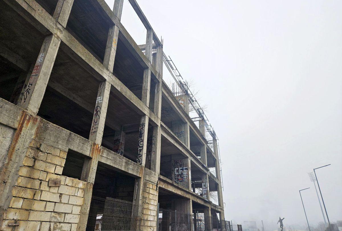 Clădirea-fantomă de lângă stadionul „Dinamo” » Aici ar fi trebuit să fie sediul clubului: paragină în loc de lux, 30 de ani mai târziu