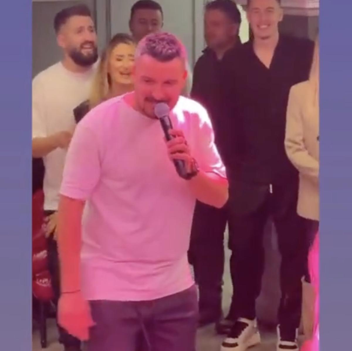 Constantin Budescu a luat microfonul și a început să cânte la aniversarea sa