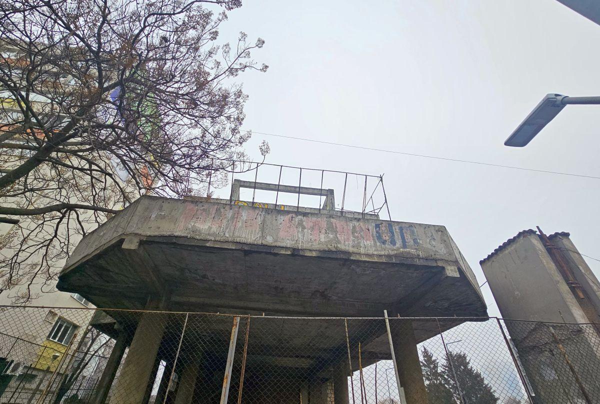 Cine pune mâna pe clădirea-fantomă de lângă stadionul Dinamo: „Mai întâi să avem terenul” » Paragină în locul unde ar fi trebuit să apară un mega-proiect