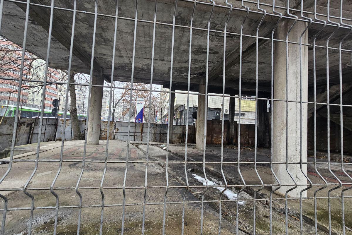 Cine pune mâna pe clădirea-fantomă de lângă stadionul Dinamo: „Mai întâi să avem terenul” » Paragină în locul unde ar fi trebuit să apară un mega-proiect