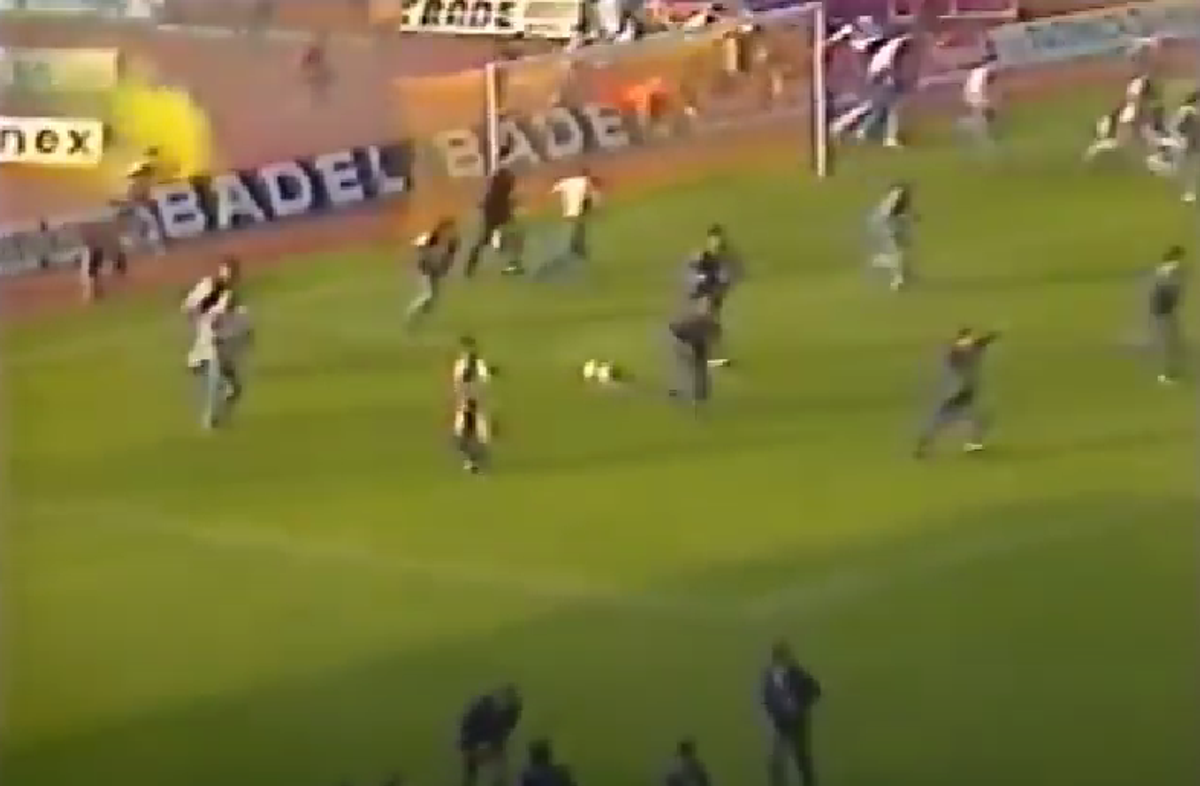 Partida dintre Dinamo și Steaua care a stat la baza unui război în toată regula » Căpitanul a atacat polițiștii, ultrașii au mers pe front, iar Miodrag Belodedici relatează: „Ne-au luat niște blindate”