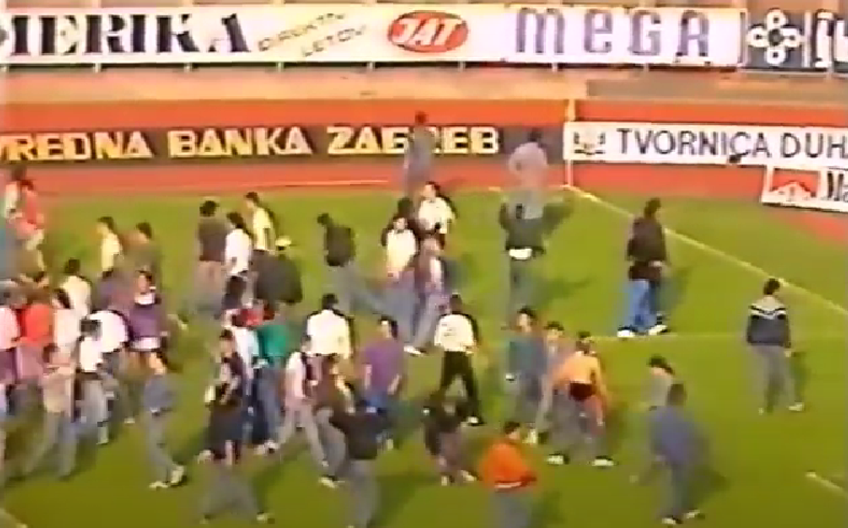 Partida dintre Dinamo și Steaua care a stat la baza unui război în toată regula » Căpitanul a atacat polițiștii, ultrașii au mers pe front, iar Miodrag Belodedici relatează: „Ne-au luat niște blindate”