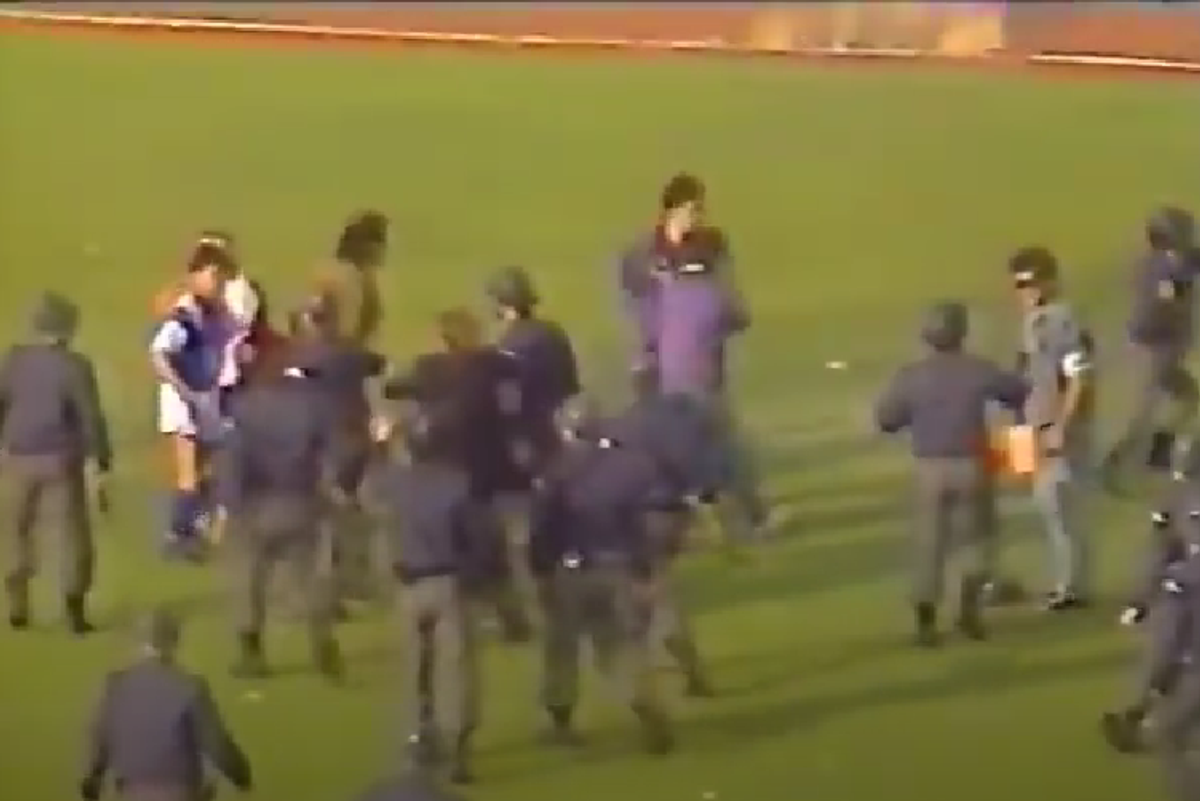 Partida dintre Dinamo și Steaua care a stat la baza unui război în toată regula » Căpitanul a atacat polițiștii, ultrașii au mers pe front, iar Miodrag Belodedici relatează: „Ne-au luat niște blindate”