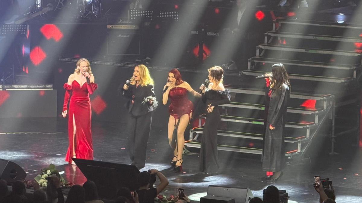Sandra Izbașa, apariție de senzație pe scena de la Sala Palatului, alături de Andreea Esca și Lidia Buble: „Campioana blondă”