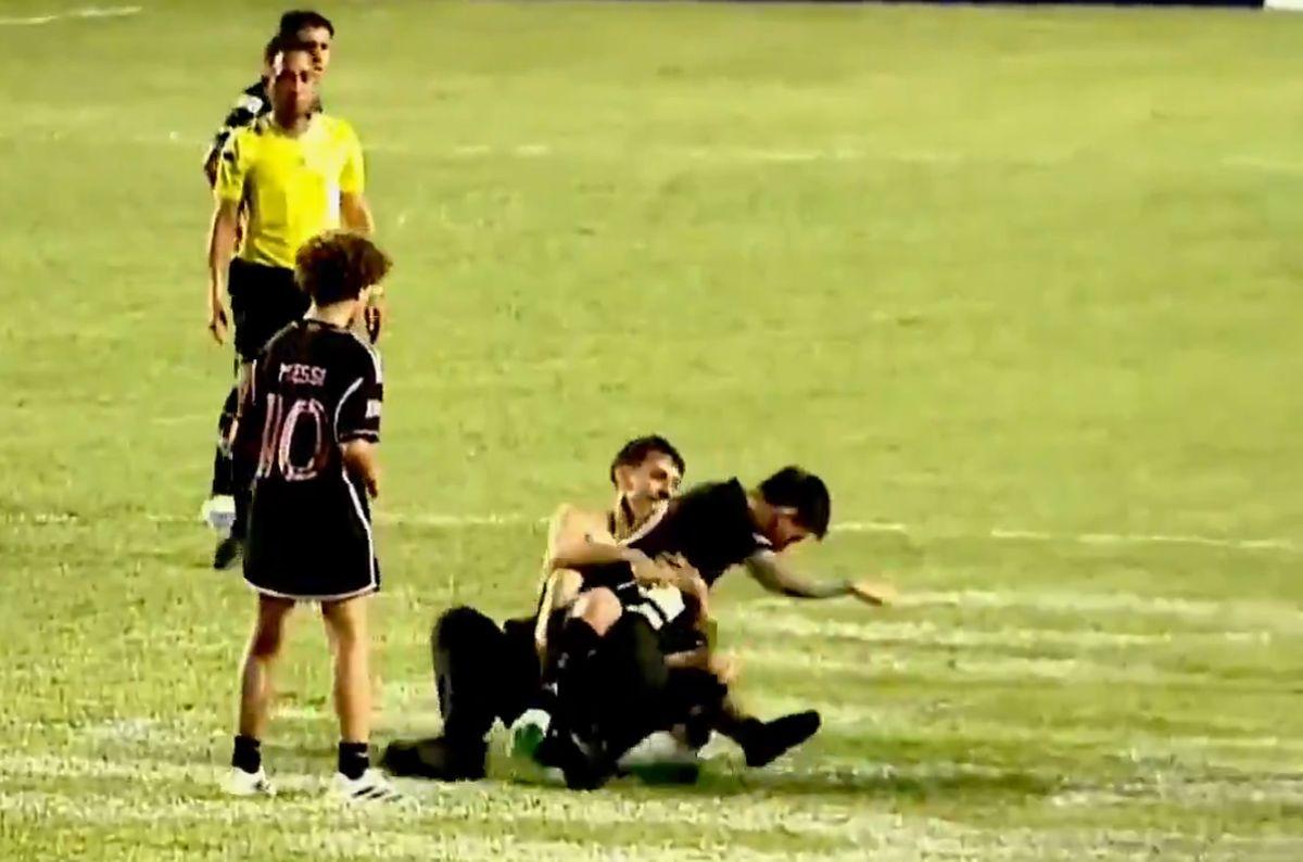 Haos în Puerto Rico! Lionel Messi, pus la pământ de suporteri chiar în timpul meciului