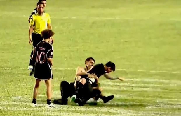 Haos în Puerto Rico! Lionel Messi, pus la pământ de suporteri chiar în timpul meciului