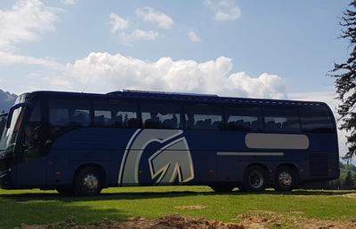 Asigură transportul angajaților cu ajutorul unei firme de închirieri autocare și microbuze