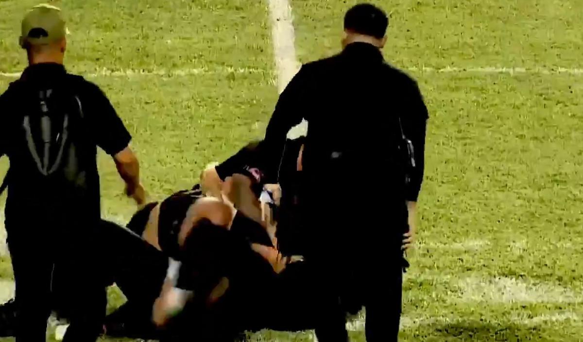 Haos în Puerto Rico! Lionel Messi, pus la pământ de suporteri chiar în timpul meciului