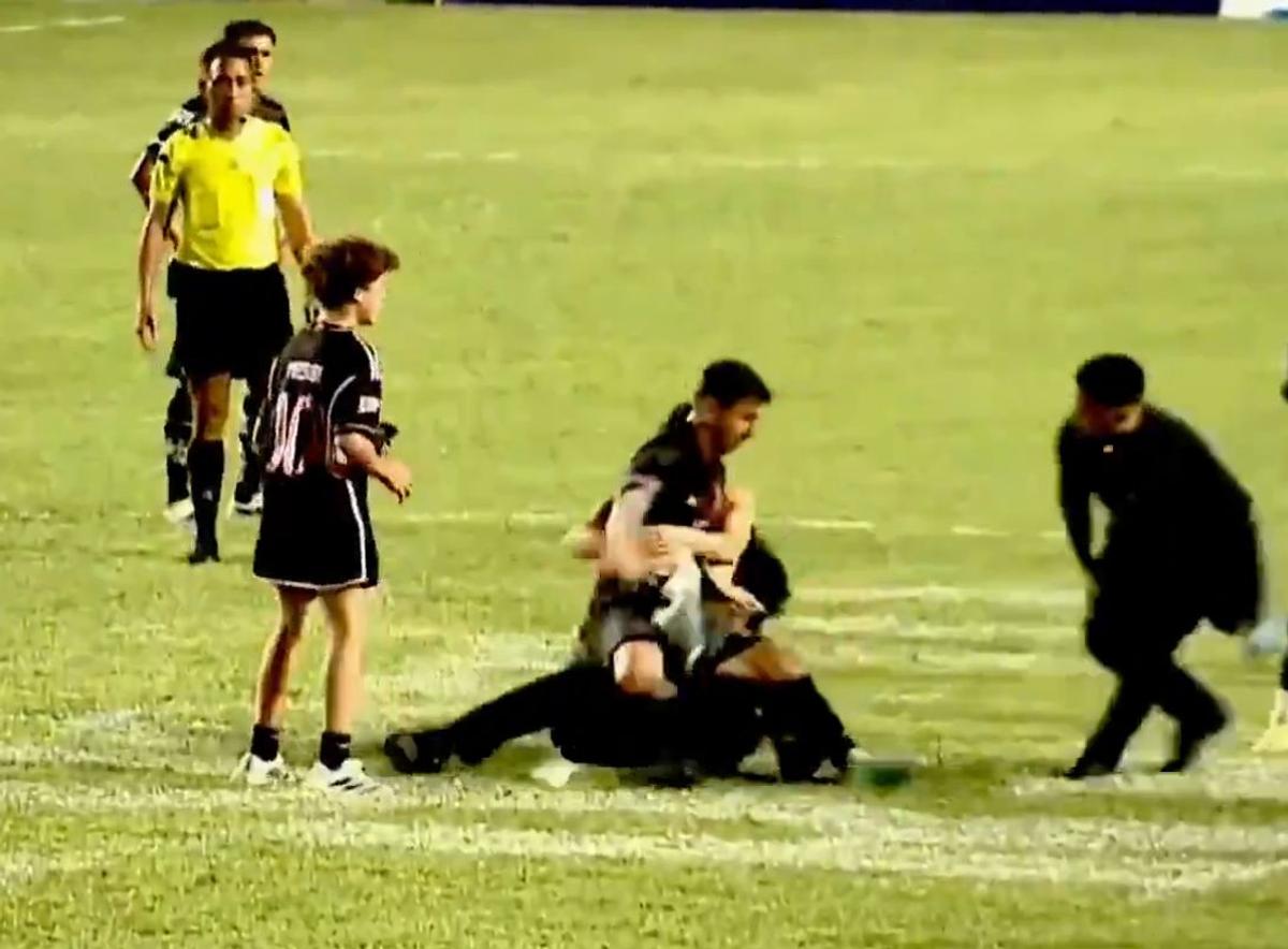 Haos în Puerto Rico! Lionel Messi, pus la pământ de suporteri chiar în timpul meciului