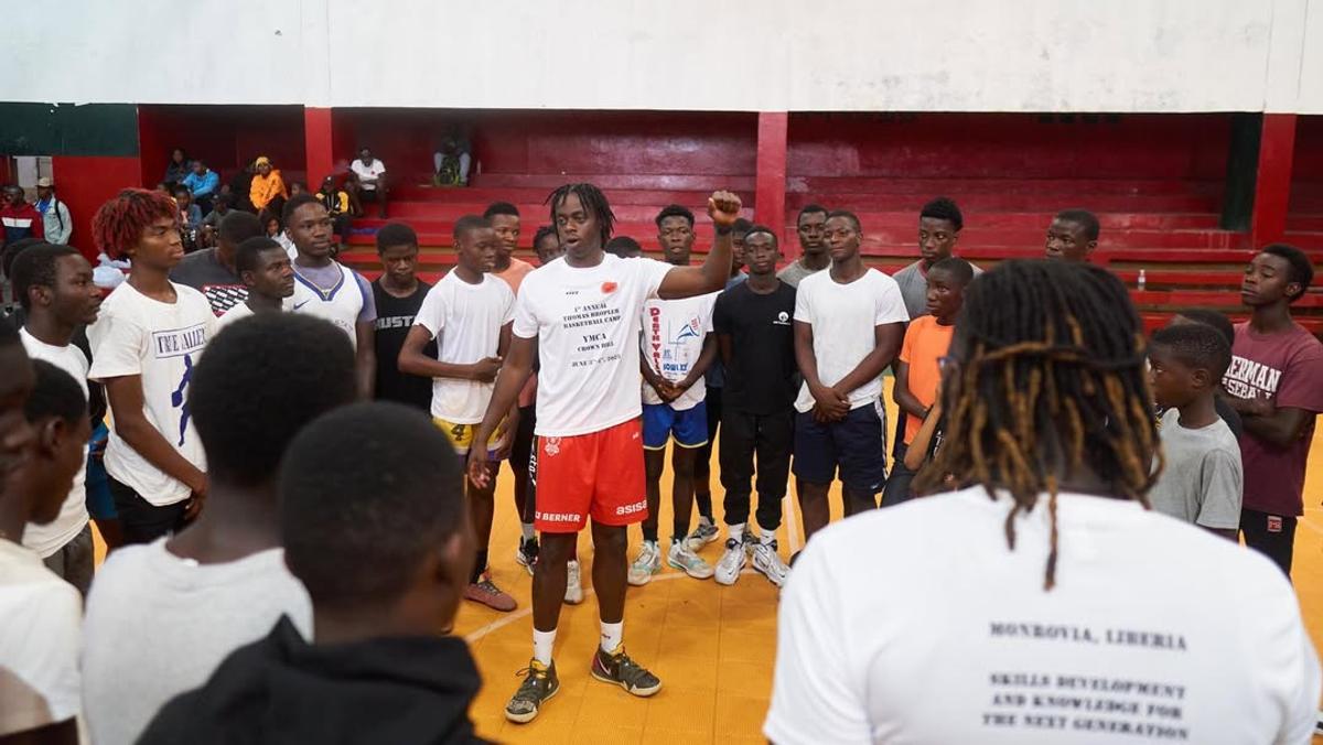 Veteranul lui CSM Oradea provine dintr-o țară africană distrusă de războaie și droguri și organizează anual tabere pentru copii: „Sunt pui de găină, capre pe stradă”