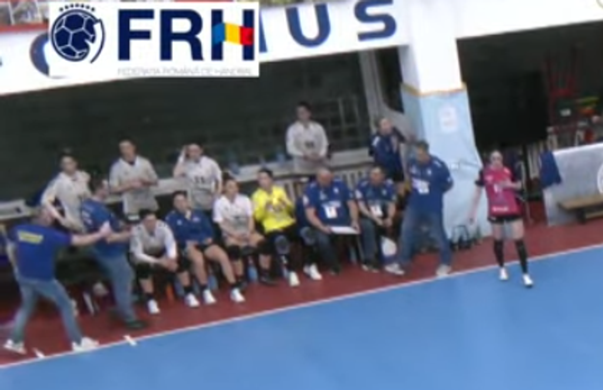 Gestul lui Bogdan Burcea / foto: captură YouTube @Federatia Romana de Handbal