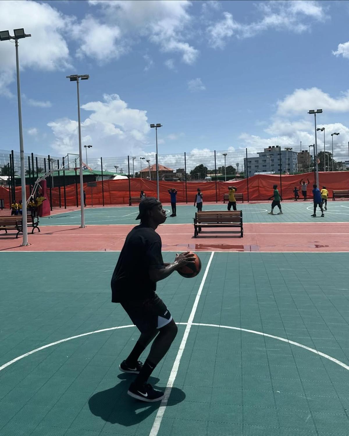 Veteranul lui CSM Oradea provine dintr-o țară africană distrusă de războaie și droguri și organizează anual tabere pentru copii: „Sunt pui de găină, capre pe stradă”