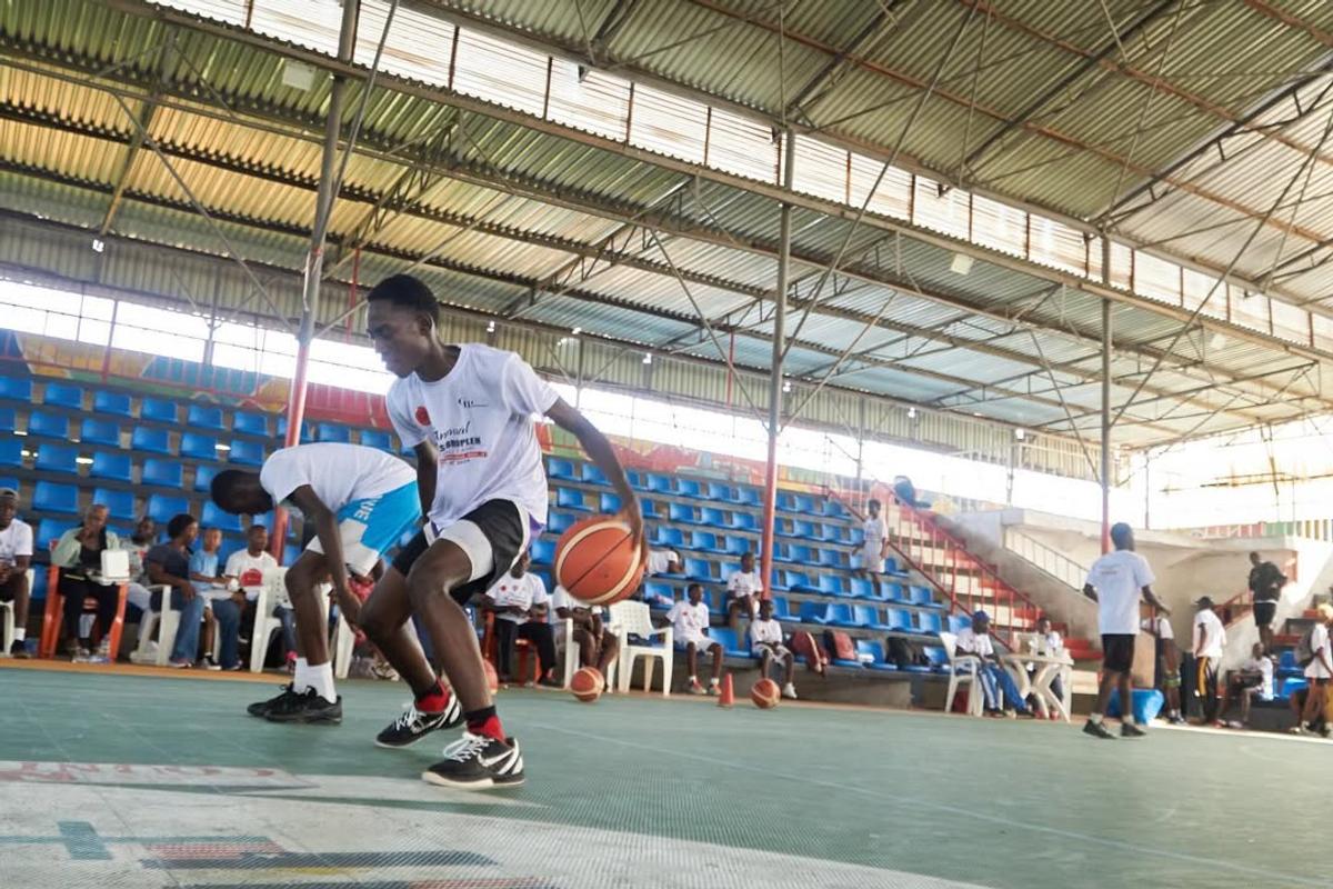 Thomas Bropleh, jucătorul lui CSM Oradea care organizează tabere de baschet în Liberia