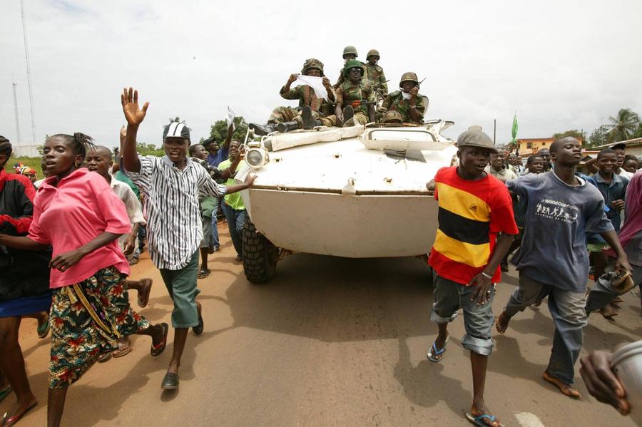 Trupele Națiunilor Unite, primite cu bucurie în Liberia, după încetarea Celui De-al Doilea Război Civil/Foto: Imago Images Veteranul lui CSM Oradea provine dintr-o țară africană distrusă de războaie și droguri și organizează anual tabere pentru copii: „Sunt pui de găină, capre pe stradă”