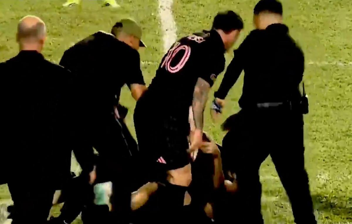 Haos în Puerto Rico! Lionel Messi, pus la pământ de suporteri chiar în timpul meciului
