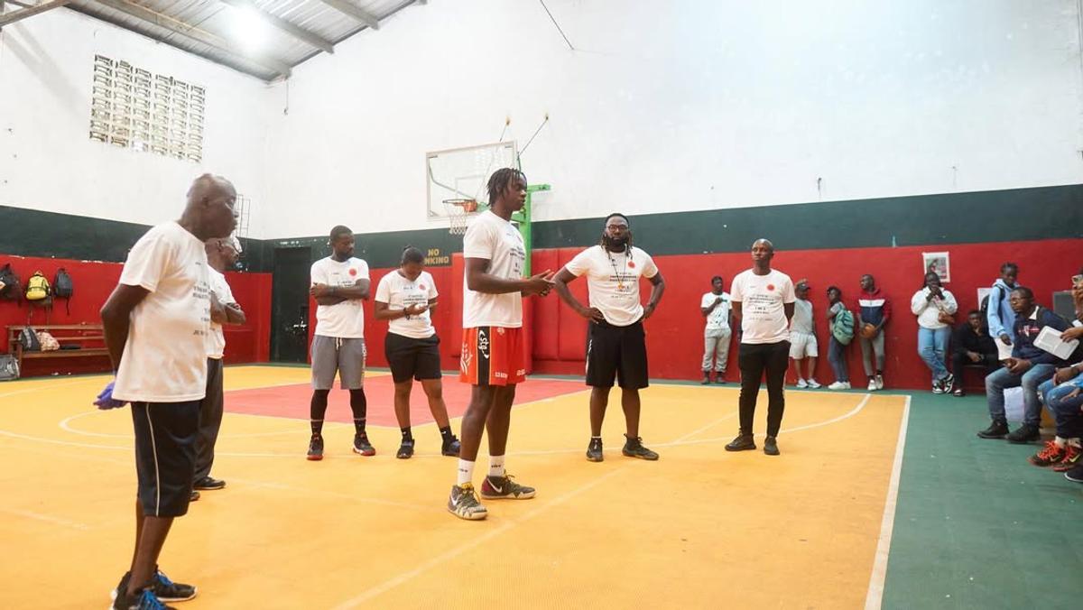 Veteranul lui CSM Oradea provine dintr-o țară africană distrusă de războaie și droguri și organizează anual tabere pentru copii: „Sunt pui de găină, capre pe stradă”