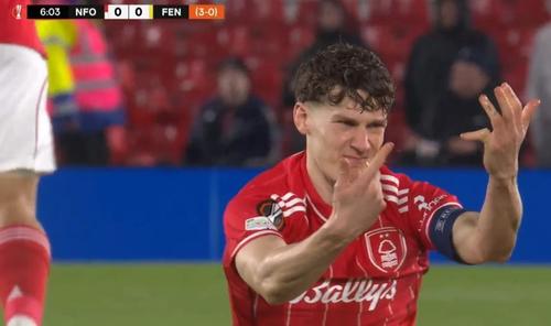 Ryan Yates cheamă medicul să-i acorde îngrijiri / Foto: captură