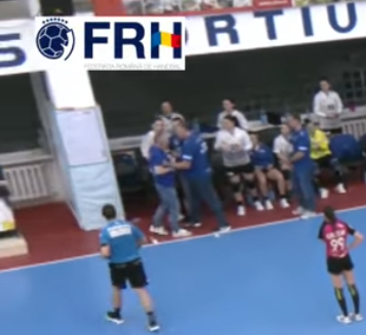 Incidente reprobabile în Liga Națională de handbal! L-a bruscat pe antrenorul adversarei