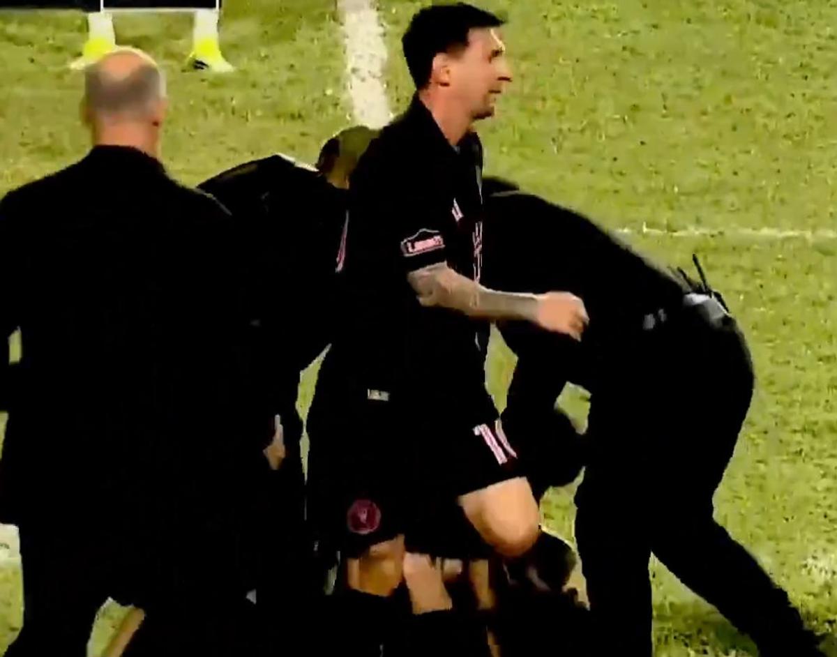 Lionel Messi, doborât de fani în Puerto Rico