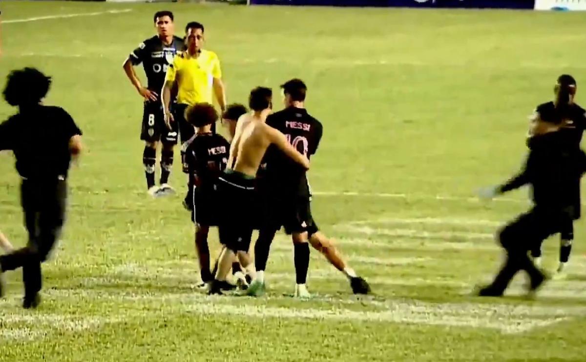 Haos în Puerto Rico! Lionel Messi, pus la pământ de suporteri chiar în timpul meciului