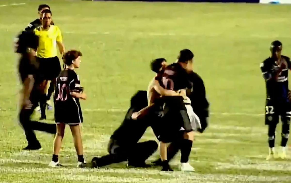 Haos în Puerto Rico! Lionel Messi, pus la pământ de suporteri chiar în timpul meciului