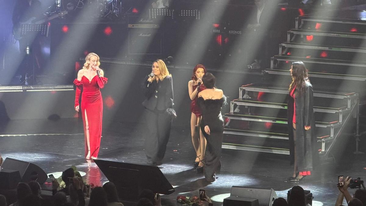 Sandra Izbașa, apariție de senzație pe scena de la Sala Palatului, alături de Andreea Esca și Lidia Buble: „Campioana blondă”