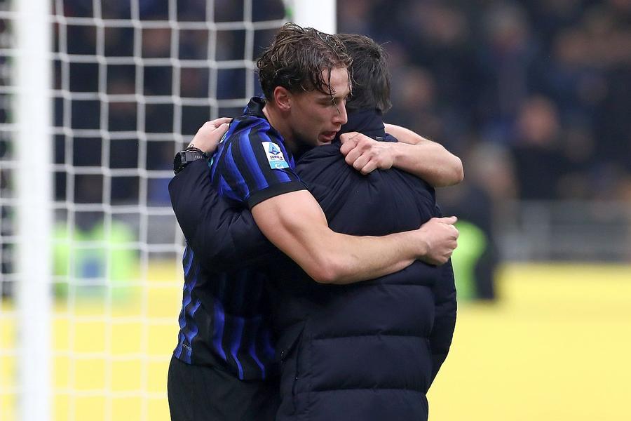 Pio Esposito, îmbrățișându-l aici pe Cristi Chivu // foto: Guliver/gettyimages Un club din Liga Campionilor îl vrea pe Pio Esposito » Anunțul făcut de Inter: „Este un tezaur! Dar orice se poate întâmpla”