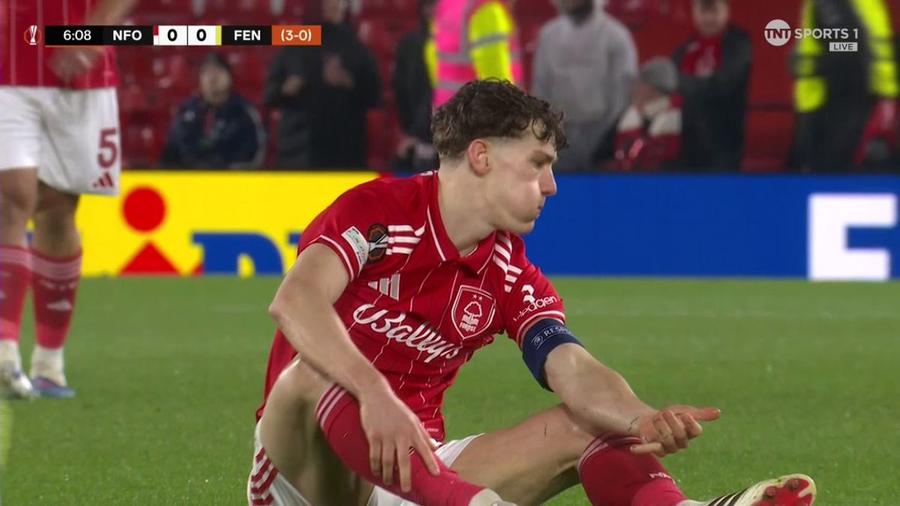 Ryan Yates nu-și pote privi degetul strâmb / Foto: captură Accidentare oribilă în Nottingham Forest - Fenerbahce » Televiziunile au refuzat să difuzeze reluarea!