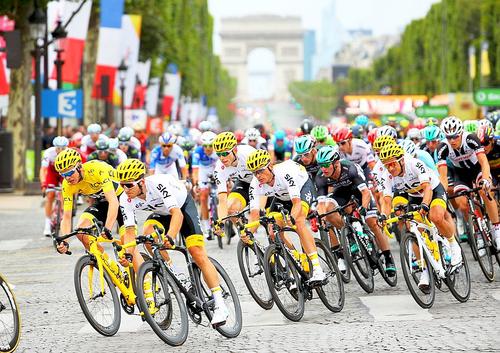 Chris Froome, în galben, conduce plutonul pe Champs Elysee. Britanicul voia un al cincilea Tur al Franței, foto: Guliver/gettyimages.com