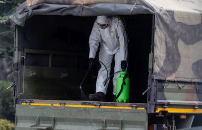 CORONAVIRUS / Caz incredibil în România: un sucevean a fost surprins de polițiști în timp ce plimba 30 de papagali și un câine