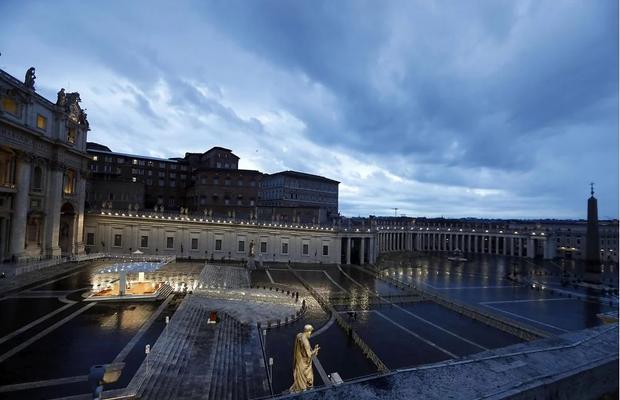 VIDEO Imagini impresionante de la Vatican » Papa Francisc s-a rugat pe ploaie în Piața Sf. Petru pentru întreaga planetă