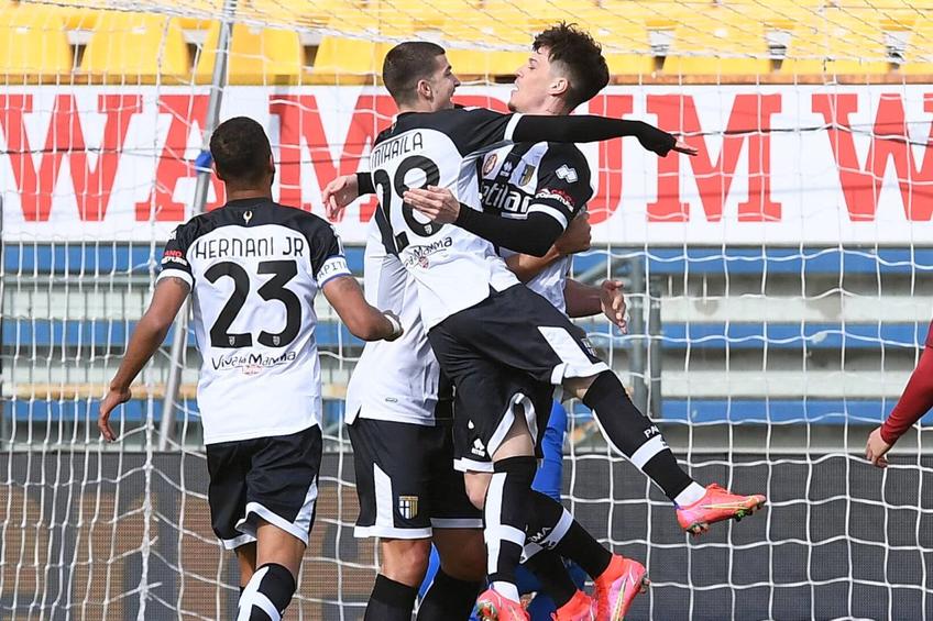 Dennis Man și Valentin Mihăilă au contribuit la primul gol marcat de Parma în meciul cu AS Roma, scor 2-0 // foto: Imago