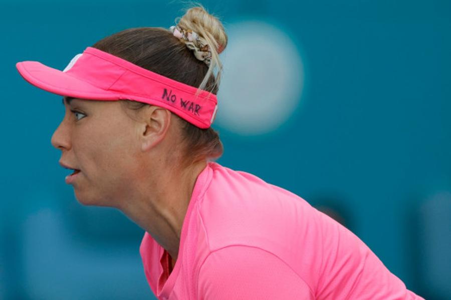 Vera Zvonareva a purtat o șapcă pe care scria „No War” la turneul din Miami / Foto: Profimedia Vera Zvonareva, mesaj curajos împotriva războiului » Cum a protestat jucătoarea de tenis la turneul de la Miami