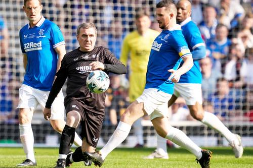 Gică Hagi, la balon, în meciul dintre legendele lumii și legendele lui Rangers // foto: Imago Images