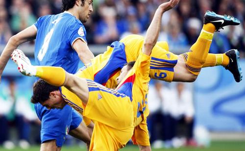 Mirel Rădoi ciocnindu-se cu Răzvan Raț, la EURO 2008 / foto: Imago