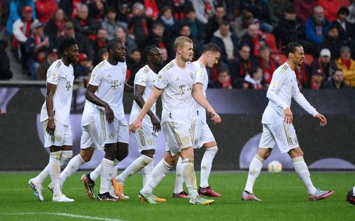 Alphonso Davies (primul din stânga) se vaită că n-are prieteni