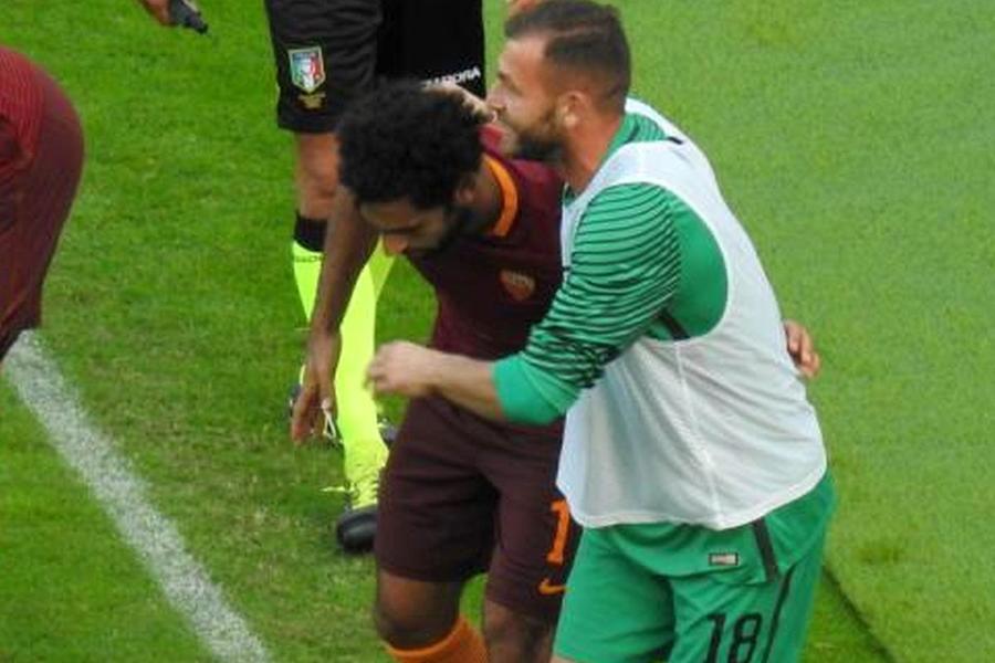 Bogdan Lobonț și Salah / Sursă foto: Alessandro Carducci (vocegiallorossa.it) Peripețiile trăite în Italia de un fotbalist român de clasă » Savuros: „Crezi că ăla vorbea engleză? Ne înțelegeam cu Google Translate, îl dădeam pe difuzor să audă”