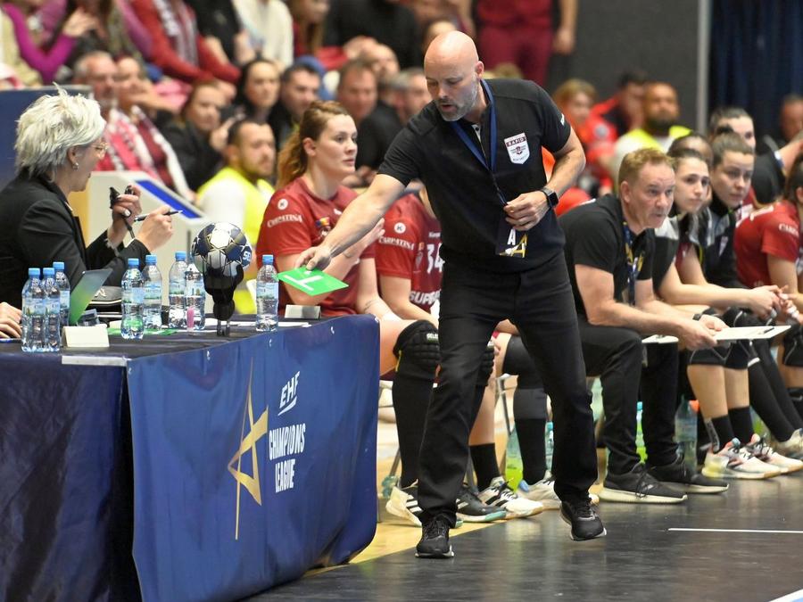 Antrenorul Kim Rasmussen depunând cartonașul de timeout FOTO Imago Președintele Bogdan Vasiliu vede echipa cucerind Liga Campionilor: „În 3-4 ani, Rapid va câștiga trofeul!”