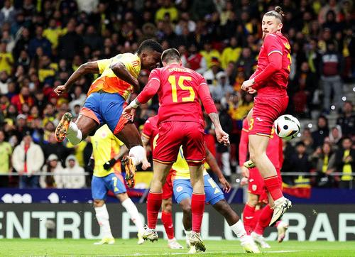 Andrei Burcă și Radu Drăgușin într-o acțiune din Columbia - România, foto: Imago