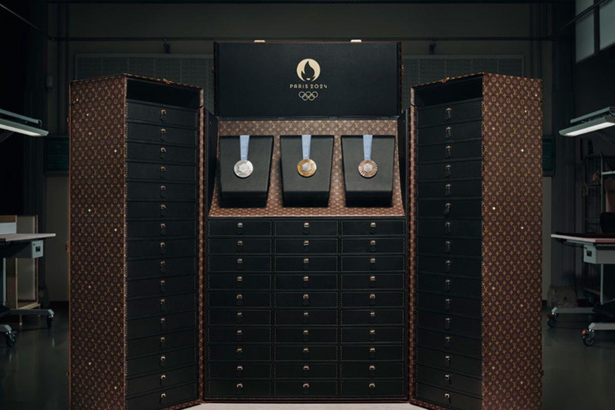 Medaliile pentru Jocurile Olimpice, transportate în valize Louis Vuitton