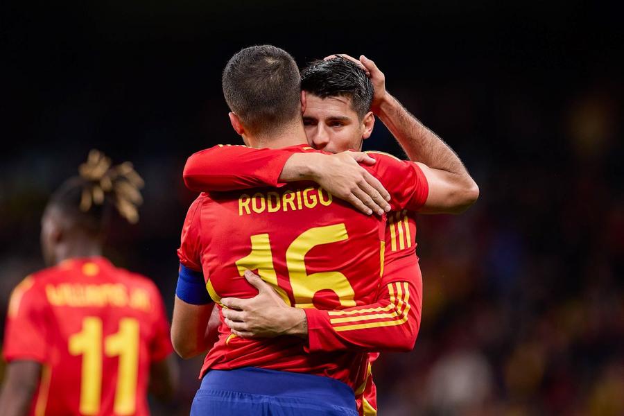 Alvaro Morata îl consolează pe Rodri, după unul dintre cele două penalty-uri transformate în testul cu Brazilia / Foto: Imago Selecționerului Spaniei, șocat de ce s-a întâmplat la meciul cu Brazilia: „Mă doare sufletul. Ca spaniol, mi-e rușine de ce s-a întâmplat!”