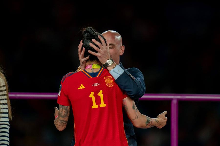 Luis Rubiales o constrânge pe Jenni Hermoso să îl sărute / Foto: Imago Luis Rubiales și-a aflat sentința finală: NU va face închisoare!