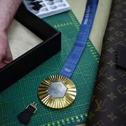 Medaliile pentru Jocurile de la Paris 2024 şi torţele olimpice şi paralimpice vor fi transportate şi expuse în valize realizate la comandă de Louis Vuitton, foto: X