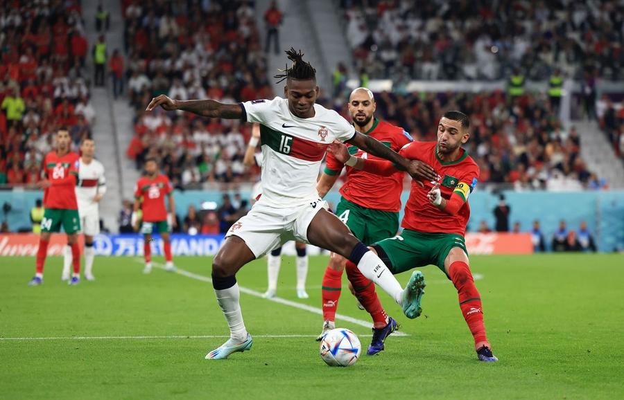 Rafa Leao (stânga), în sfertul de finală cu Maroc (0-1) care a însemnat eliminarea Portugaliei de la CM 2022 Foto: Guliver/GettyImages Cel mai scump „11