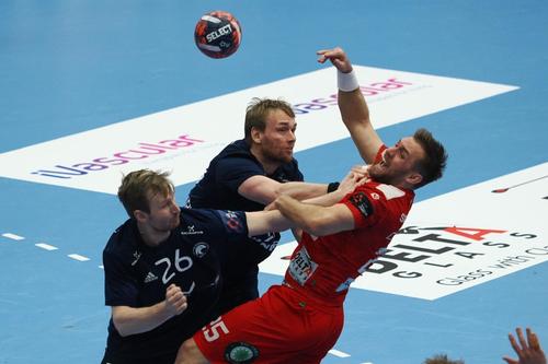 Luka Cindric în luptă au apărarea lui Silkeborg în turul „sferturilor” din EHF European Leagu Foto: Raed Krishan