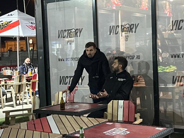 Alin Predescu, în picioare
