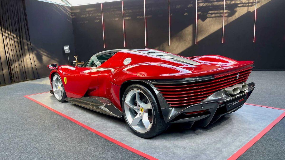 Cristiano și-a mai luat un Ferrari