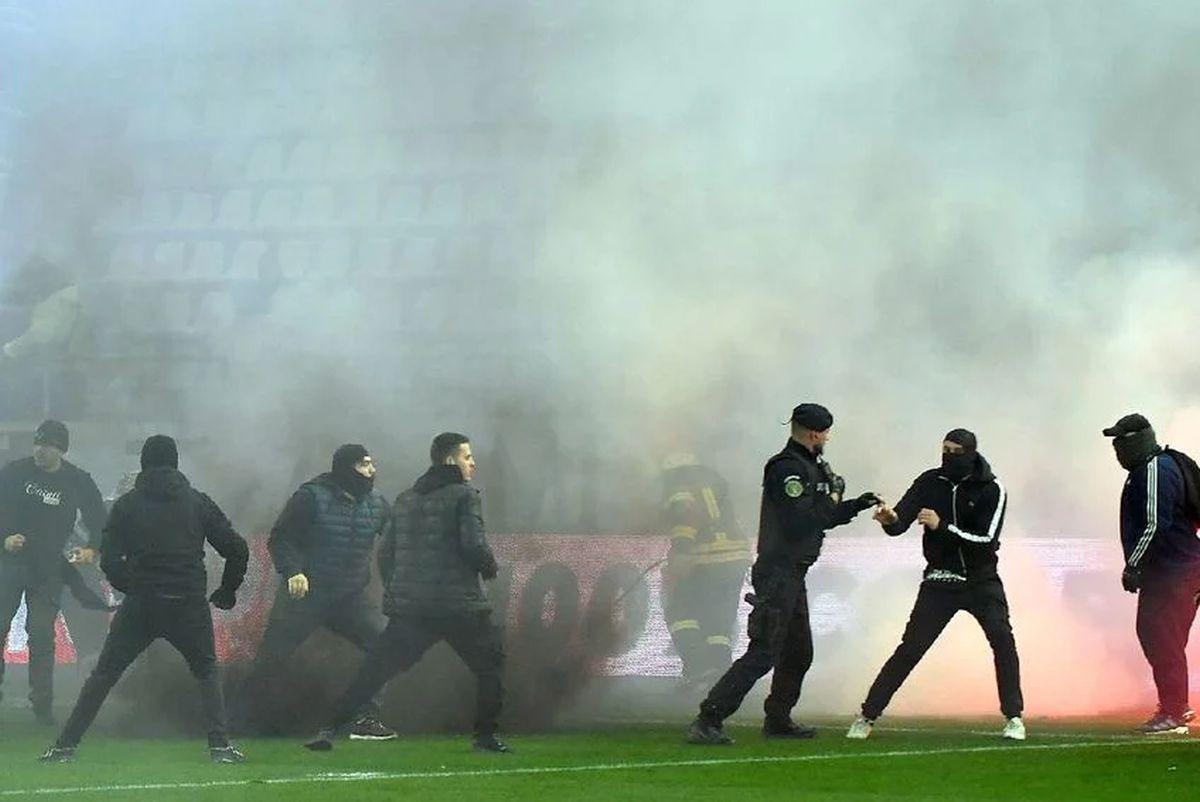 Dinamo și UTA Arad, sancțiuni FĂRĂ PRECEDENT după bătaia dintre suporteri de la meciul direct