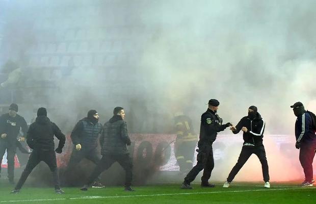 Dinamo și UTA Arad, sancțiuni FĂRĂ PRECEDENT după bătaia dintre suporteri de la meciul direct